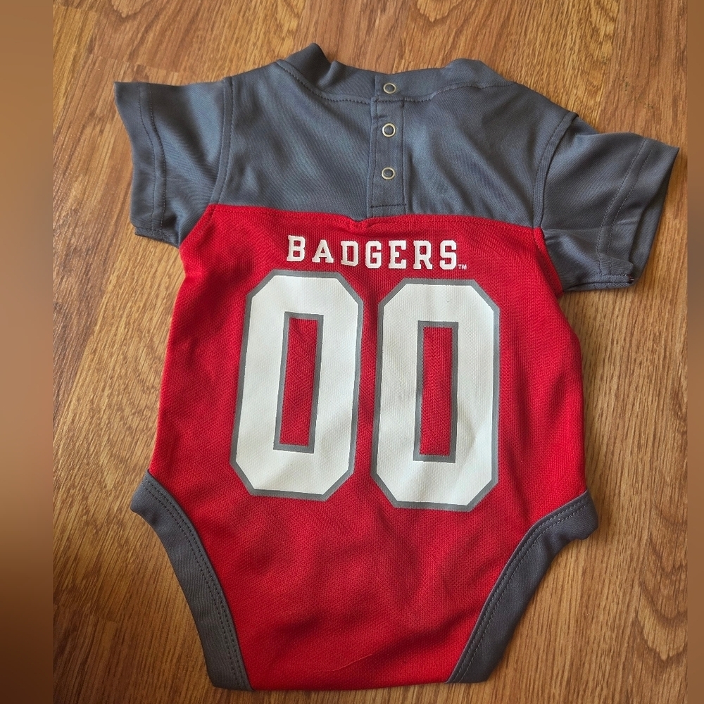 Wisconsin Badgers One Piece 0-3M Bodysuit Collegiate Football NCAA NEW